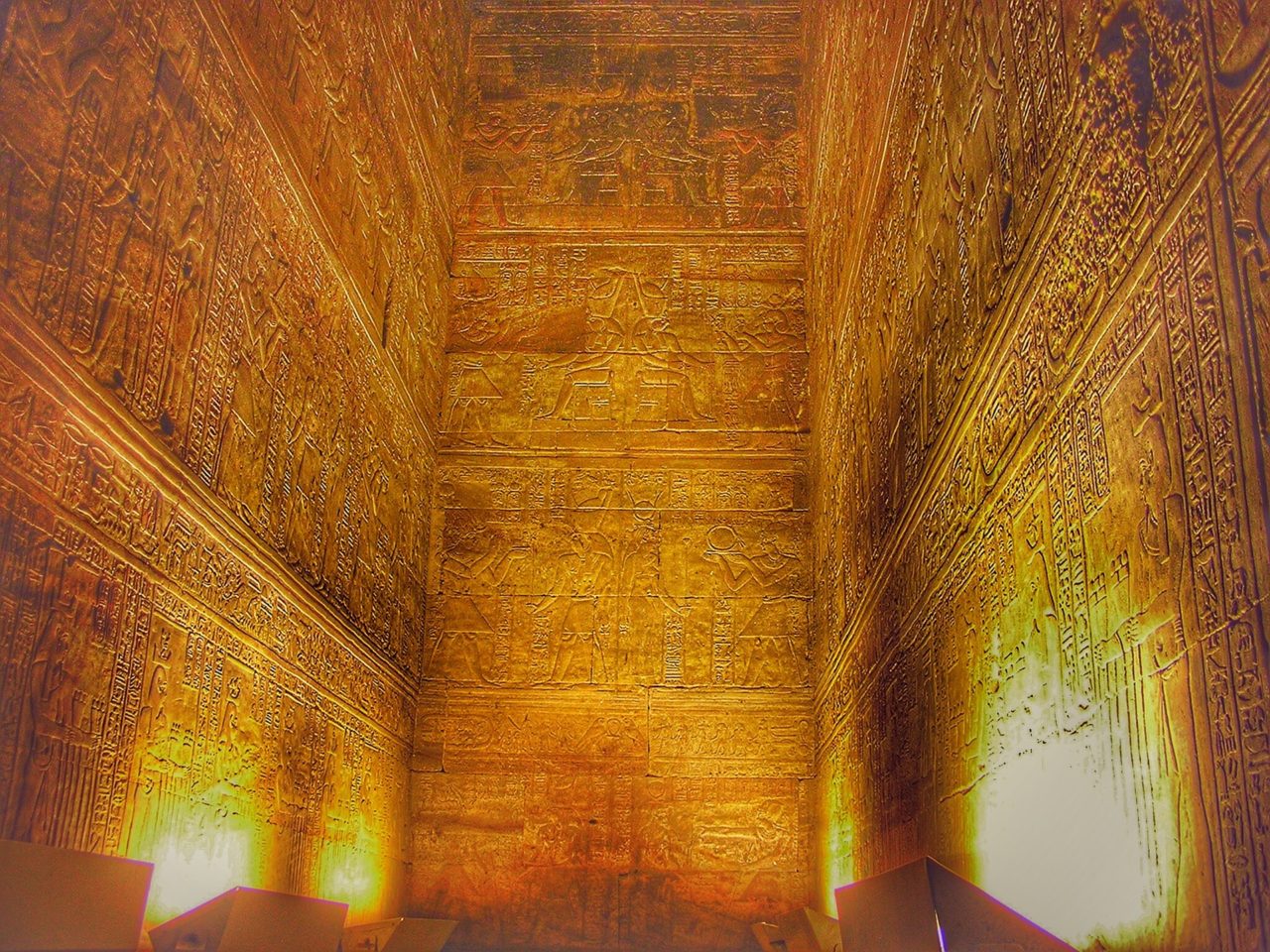 Jeroglíficos en una de las salas del Templo de Edfú